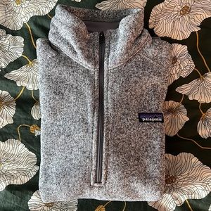 Women’s Patagonia 1/4 zip sweater - size Medium